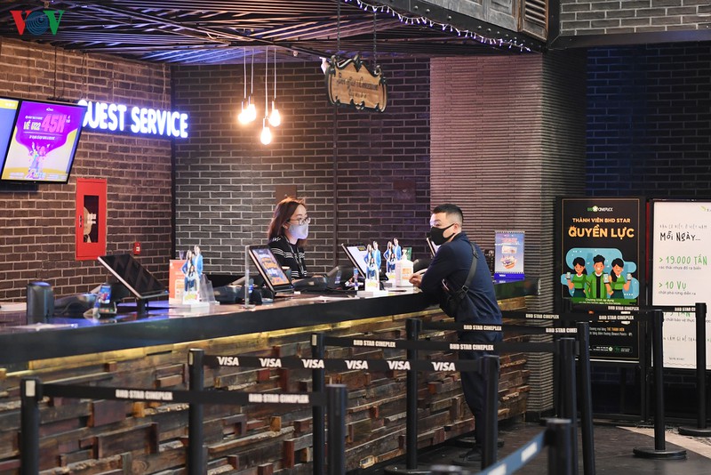 khan gia deo khau trang, duoc do than nhiet khi den rap chieu phim hinh 8