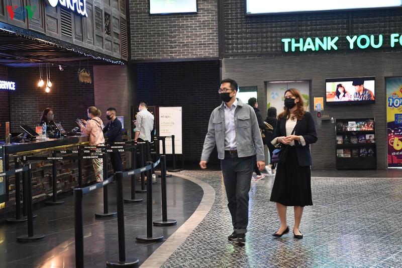 khan gia deo khau trang, duoc do than nhiet khi den rap chieu phim hinh 10