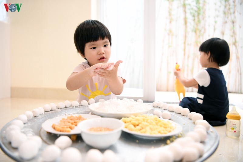 be hao huc hoc lam banh troi banh chay tet han thuc hinh 8
