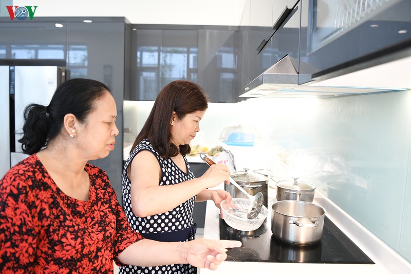 be hao huc hoc lam banh troi banh chay tet han thuc hinh 11