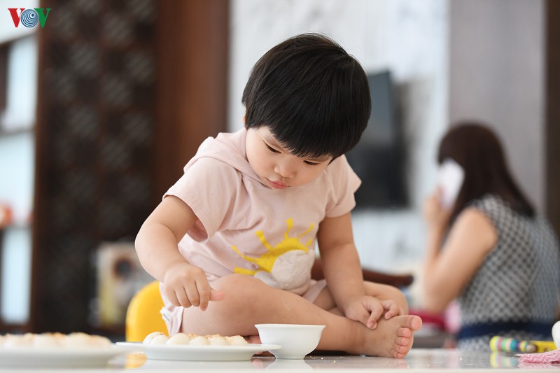 be hao huc hoc lam banh troi banh chay tet han thuc hinh 14