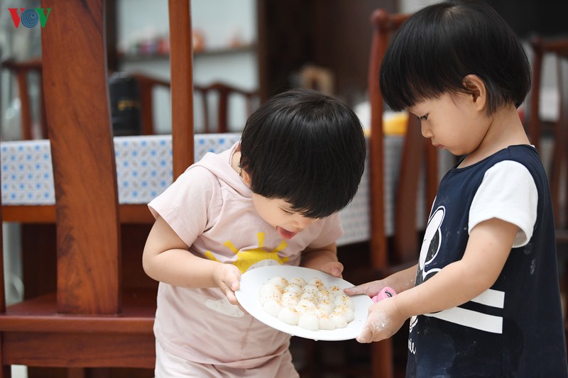 be hao huc hoc lam banh troi banh chay tet han thuc hinh 17