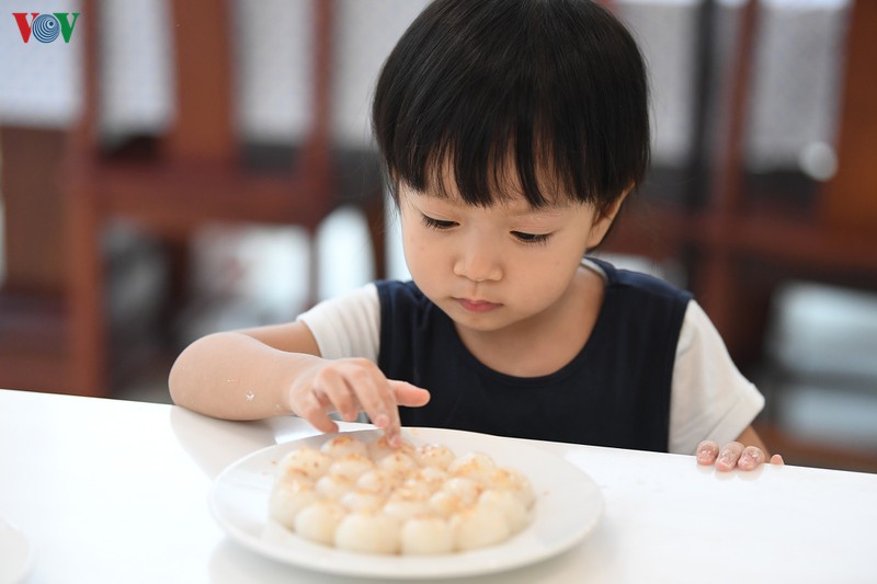 be hao huc hoc lam banh troi banh chay tet han thuc hinh 16