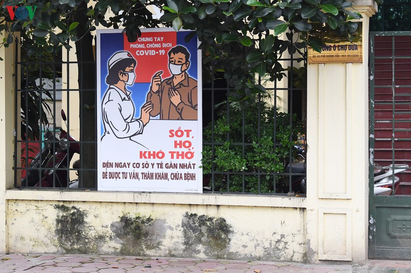 muon mau tranh co dong phong chong dich covid-19 tren duong pho ha noi hinh 14