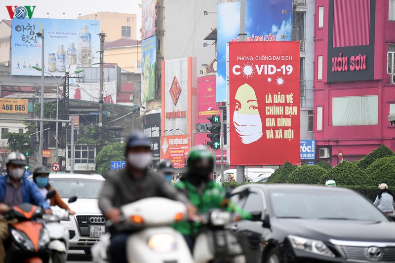 muon mau tranh co dong phong chong dich covid-19 tren duong pho ha noi hinh 2