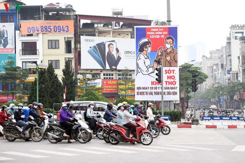 muon mau tranh co dong phong chong dich covid-19 tren duong pho ha noi hinh 3