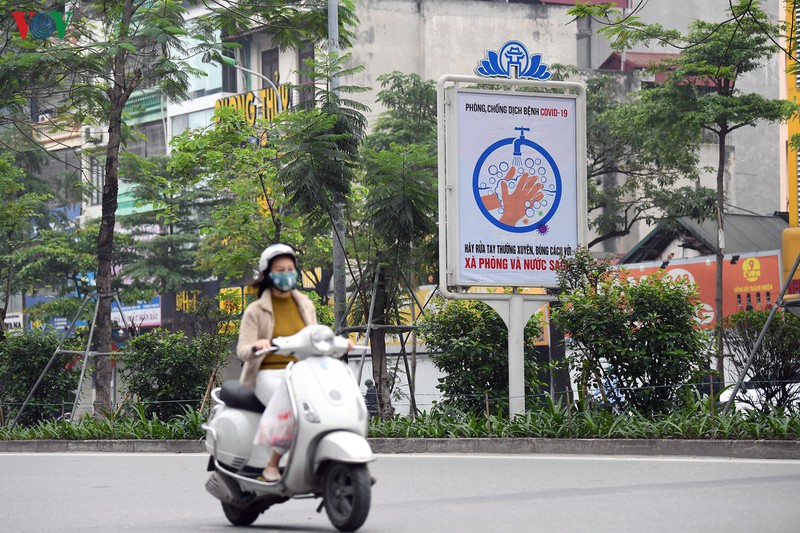 muon mau tranh co dong phong chong dich covid-19 tren duong pho ha noi hinh 6