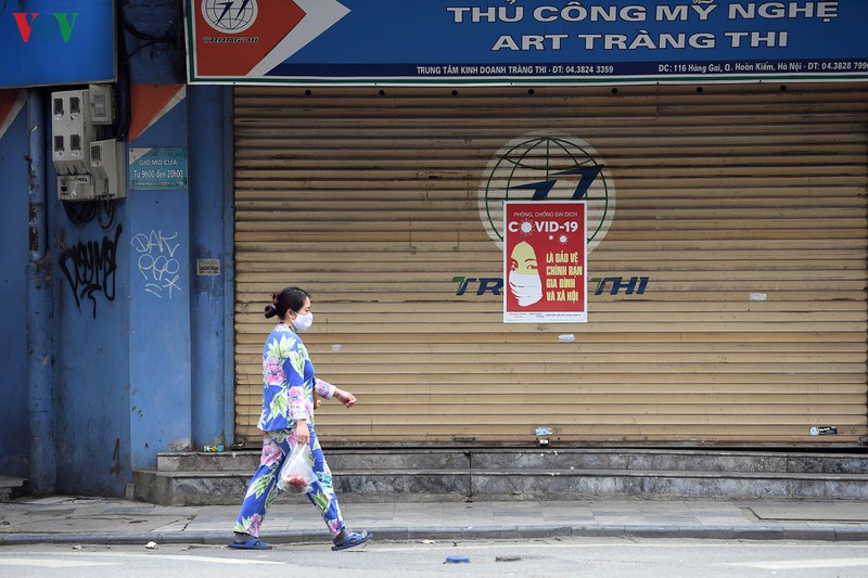 muon mau tranh co dong phong chong dich covid-19 tren duong pho ha noi hinh 9