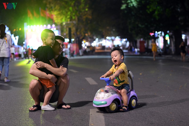 nguoi dan ho hoi dao pho di bo ho hoan kiem ngay hoat dong tro lai hinh 7
