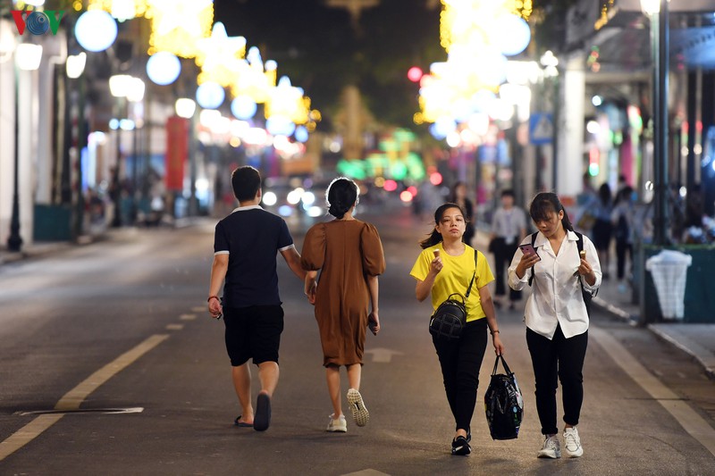 nguoi dan ho hoi dao pho di bo ho hoan kiem ngay hoat dong tro lai hinh 15