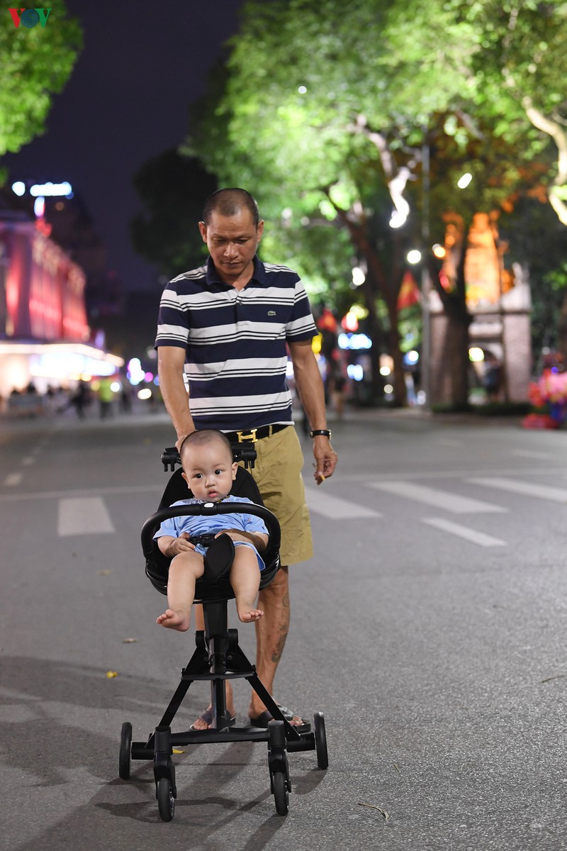 nguoi dan ho hoi dao pho di bo ho hoan kiem ngay hoat dong tro lai hinh 10