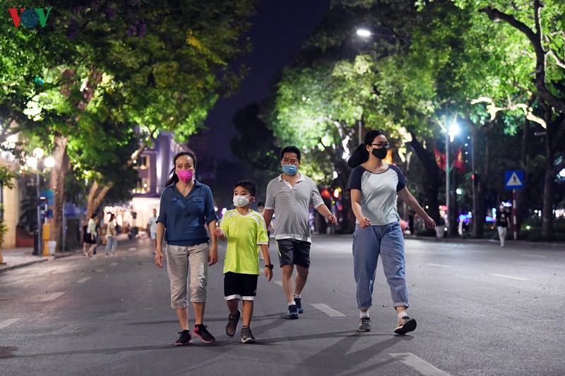 nguoi dan ho hoi dao pho di bo ho hoan kiem ngay hoat dong tro lai hinh 11