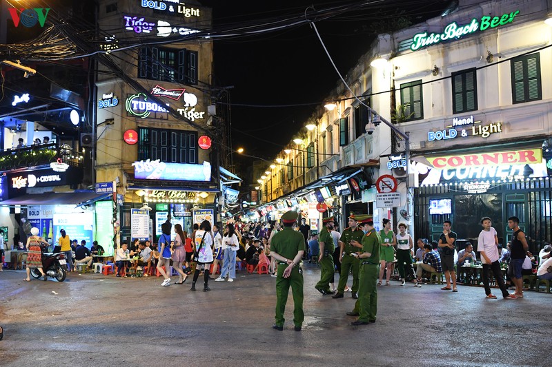 nguoi dan ho hoi dao pho di bo ho hoan kiem ngay hoat dong tro lai hinh 19