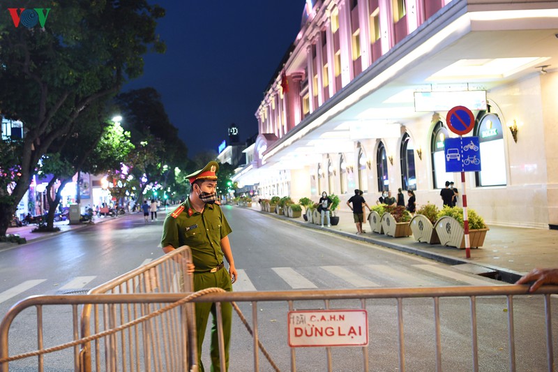 nguoi dan ho hoi dao pho di bo ho hoan kiem ngay hoat dong tro lai hinh 1
