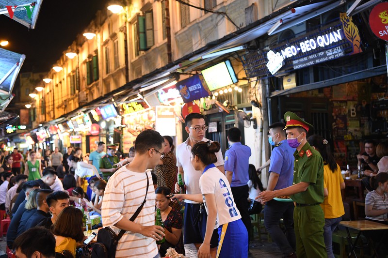 nguoi dan ho hoi dao pho di bo ho hoan kiem ngay hoat dong tro lai hinh 20