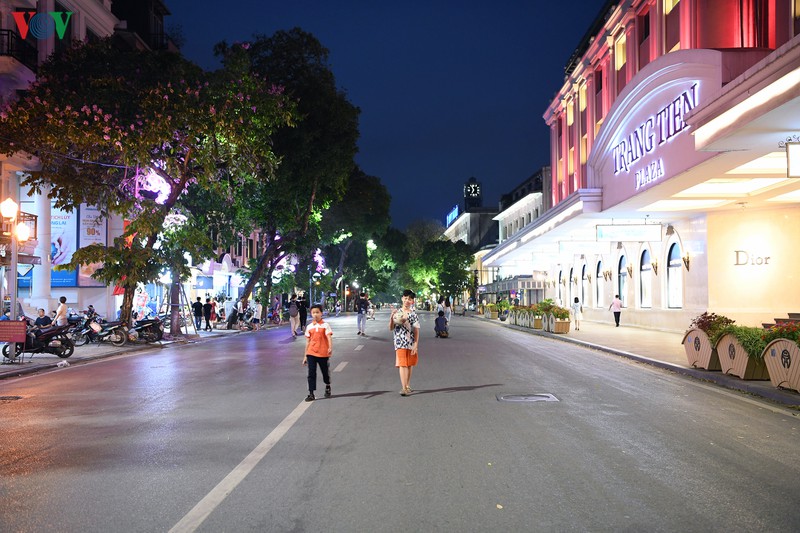 nguoi dan ho hoi dao pho di bo ho hoan kiem ngay hoat dong tro lai hinh 3