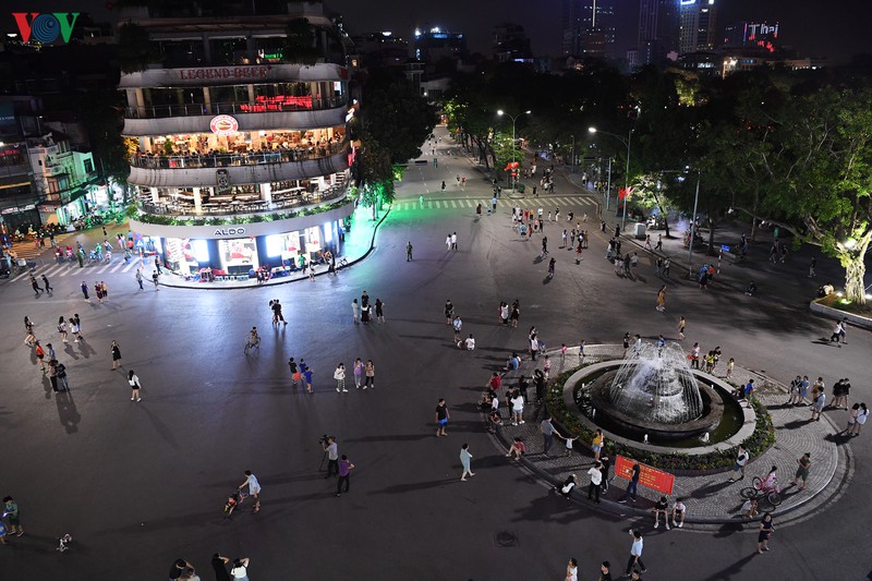nguoi dan ho hoi dao pho di bo ho hoan kiem ngay hoat dong tro lai hinh 4