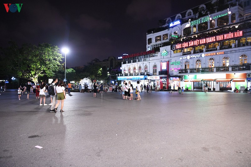 nguoi dan ho hoi dao pho di bo ho hoan kiem ngay hoat dong tro lai hinh 5