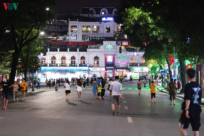 nguoi dan ho hoi dao pho di bo ho hoan kiem ngay hoat dong tro lai hinh 6