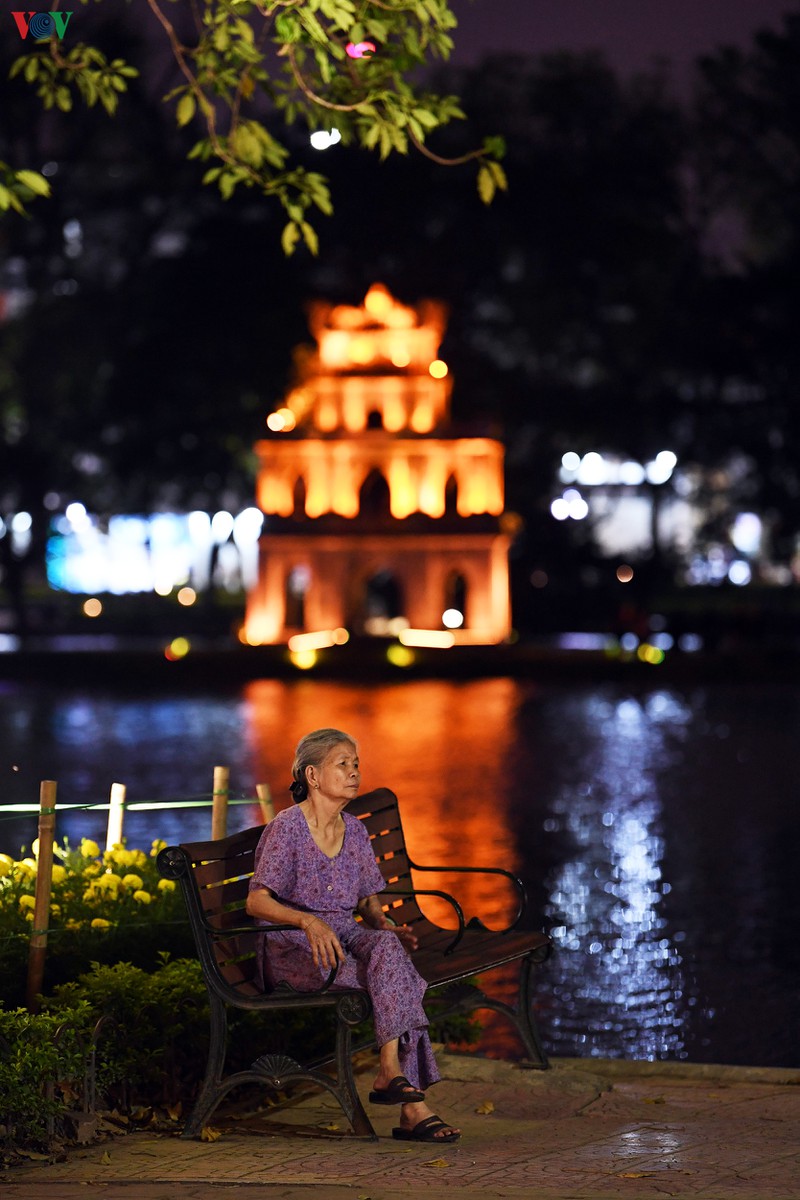 nguoi dan ho hoi dao pho di bo ho hoan kiem ngay hoat dong tro lai hinh 13