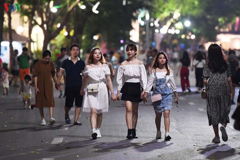 nguoi dan ho hoi dao pho di bo ho hoan kiem ngay hoat dong tro lai hinh 14