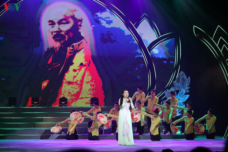 tu hao "dang nguoi tieng hat mua xuan" hinh 6