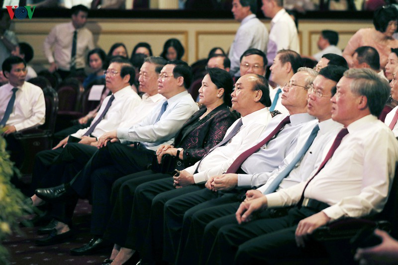 tu hao "dang nguoi tieng hat mua xuan" hinh 2