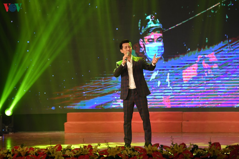 toan canh chuong trinh ton vinh cac luc luong tham gia chong dich covid-19 hinh 15