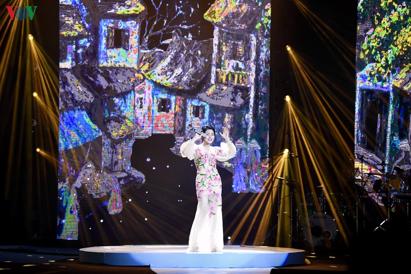tan minh, minh chuyen nghen ngao, xuc dong hat nhac phu quang  hinh 5