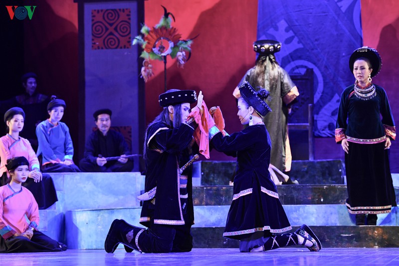 khan gia ha noi xuc dong xem vo cai luong "chuyen tinh khau vai"  hinh 7