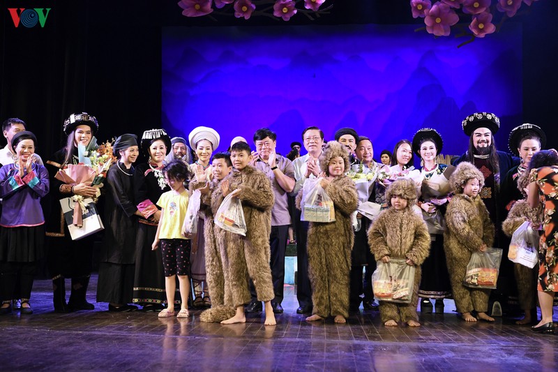 khan gia ha noi xuc dong xem vo cai luong "chuyen tinh khau vai"  hinh 21