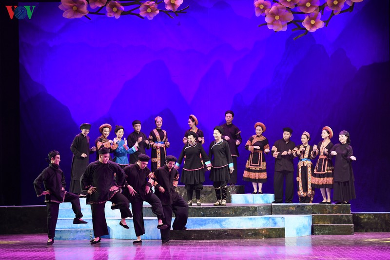 khan gia ha noi xuc dong xem vo cai luong "chuyen tinh khau vai"  hinh 1
