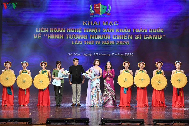 khai mac lien hoan san khau hinh tuong nguoi chien si cong an nhan dan hinh 8