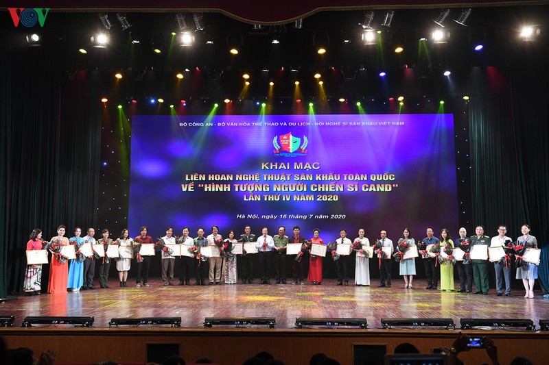 khai mac lien hoan san khau hinh tuong nguoi chien si cong an nhan dan hinh 4
