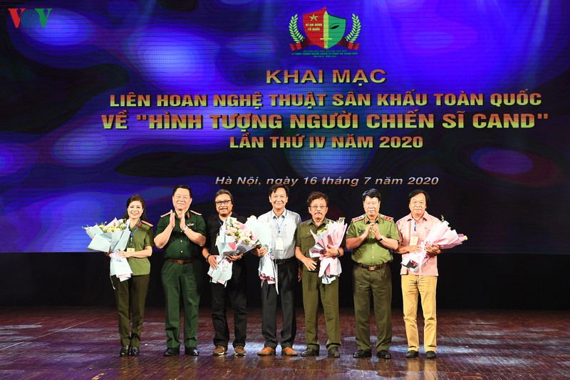 khai mac lien hoan san khau hinh tuong nguoi chien si cong an nhan dan hinh 5