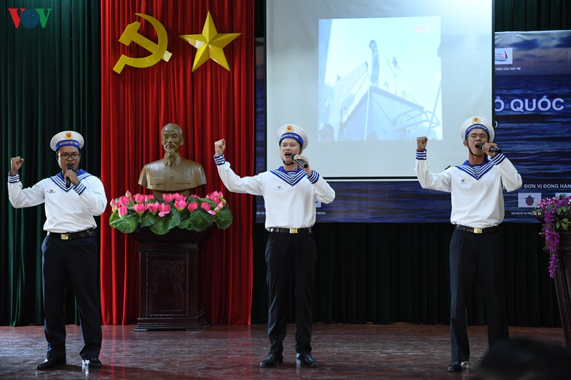 tuoi tre vov "tri an thang 7 - nghia tinh bien, dao to quoc" hinh 1