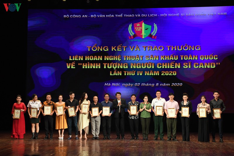 be mac lien hoan san khau hinh tuong nguoi chien si cong an nhan dan hinh 7