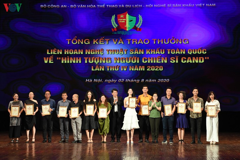 be mac lien hoan san khau hinh tuong nguoi chien si cong an nhan dan hinh 9