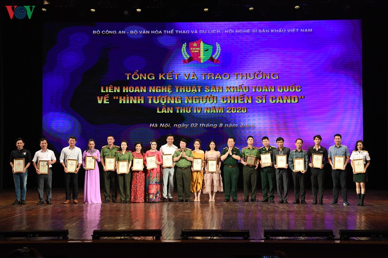 be mac lien hoan san khau hinh tuong nguoi chien si cong an nhan dan hinh 10