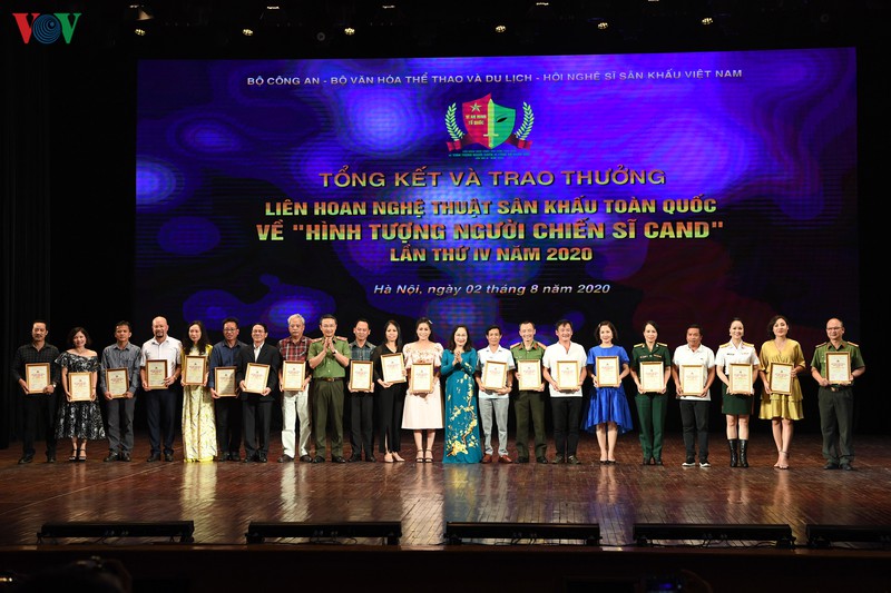 be mac lien hoan san khau hinh tuong nguoi chien si cong an nhan dan hinh 11