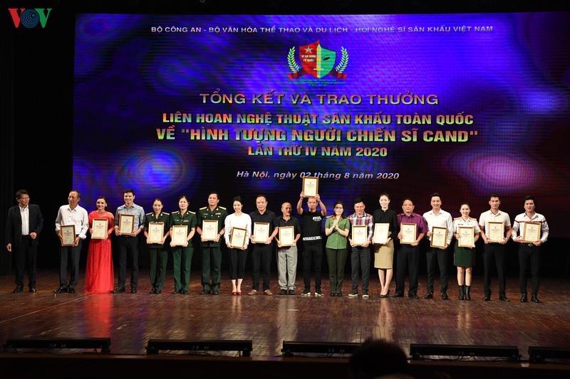 be mac lien hoan san khau hinh tuong nguoi chien si cong an nhan dan hinh 12