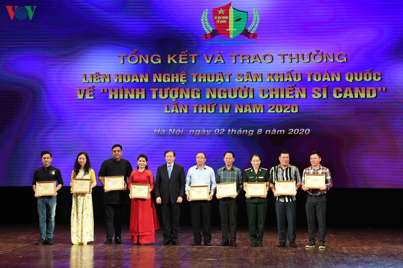 be mac lien hoan san khau hinh tuong nguoi chien si cong an nhan dan hinh 13