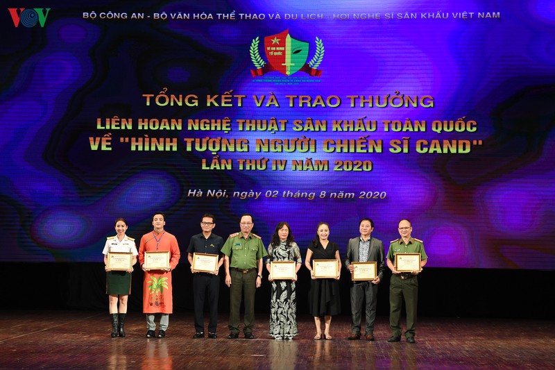 be mac lien hoan san khau hinh tuong nguoi chien si cong an nhan dan hinh 14