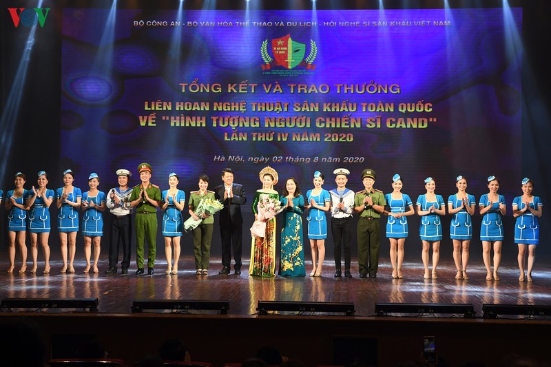 be mac lien hoan san khau hinh tuong nguoi chien si cong an nhan dan hinh 1