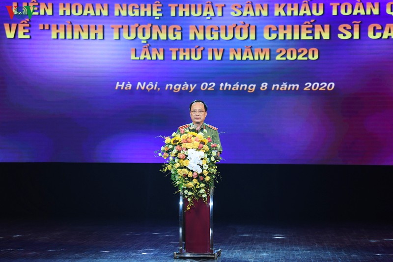be mac lien hoan san khau hinh tuong nguoi chien si cong an nhan dan hinh 2