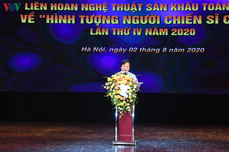 be mac lien hoan san khau hinh tuong nguoi chien si cong an nhan dan hinh 3