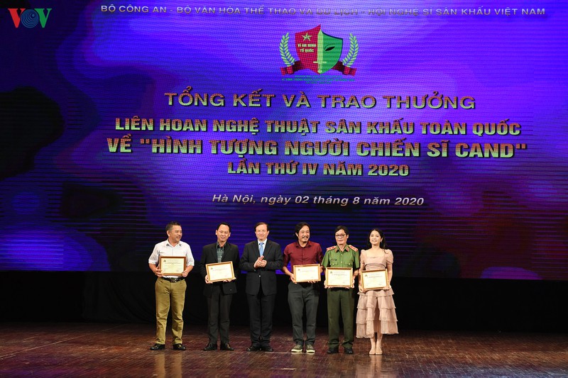 be mac lien hoan san khau hinh tuong nguoi chien si cong an nhan dan hinh 5