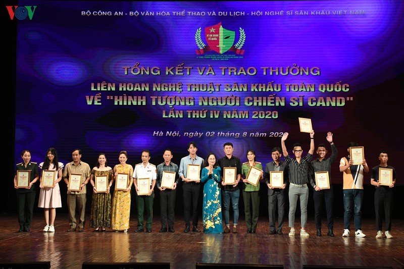 be mac lien hoan san khau hinh tuong nguoi chien si cong an nhan dan hinh 6