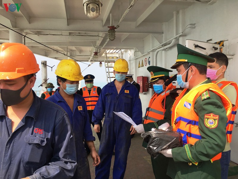 quang binh: thuyen vien tau trung quoc chua duoc len bo hinh 1