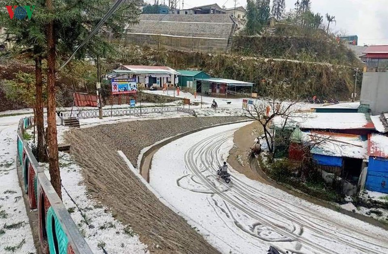 anh: mua da trang nhu tuyet phu kin mat dat o lai chau hinh 1